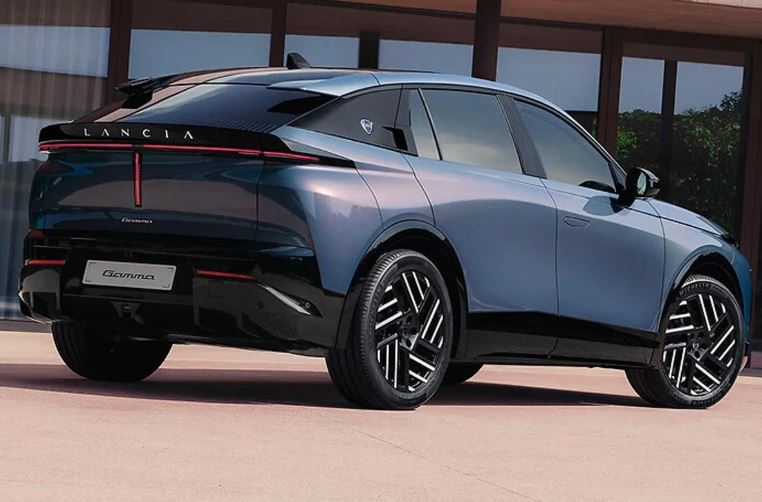 Vue arrière de la Lancia Gamma 2026 avec sa signature lumineuse inspirée des modèles historiques