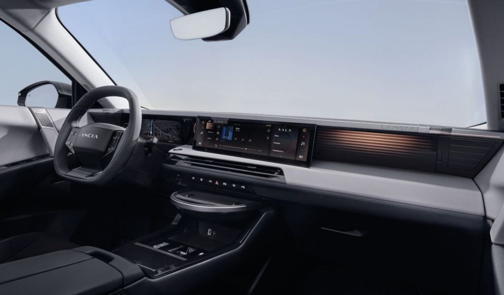 Habitacle de la Lancia Gamma 2026 avec écran panoramique et console centrale Tavolino