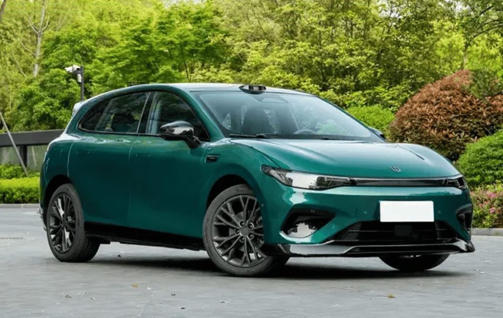 Leapmotor B05 électrique verte vue de trois quarts avant lors de sa présentation en Asie