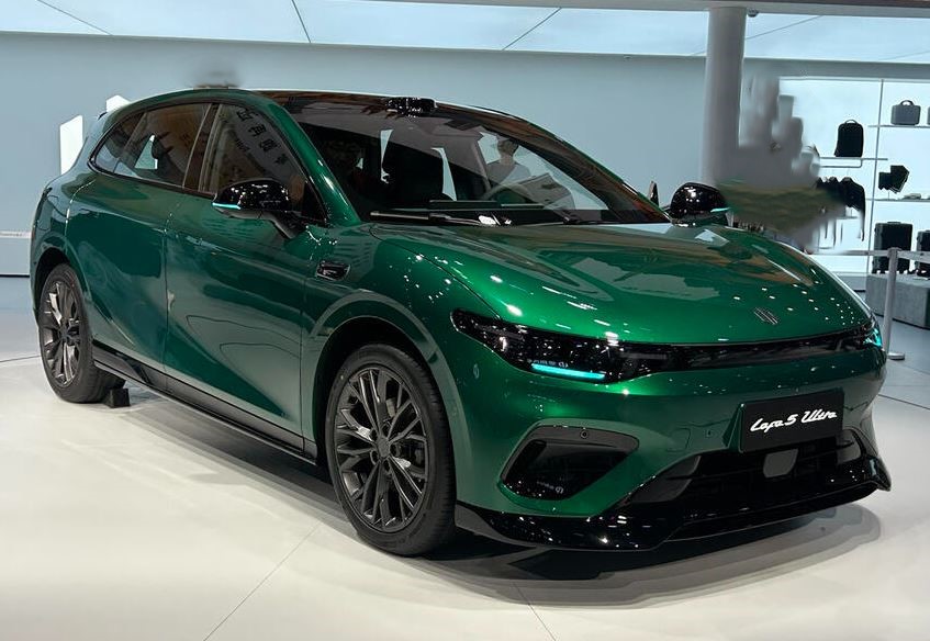 Leapmotor B05 électrique verte exposée dans un showroom avant son lancement européen