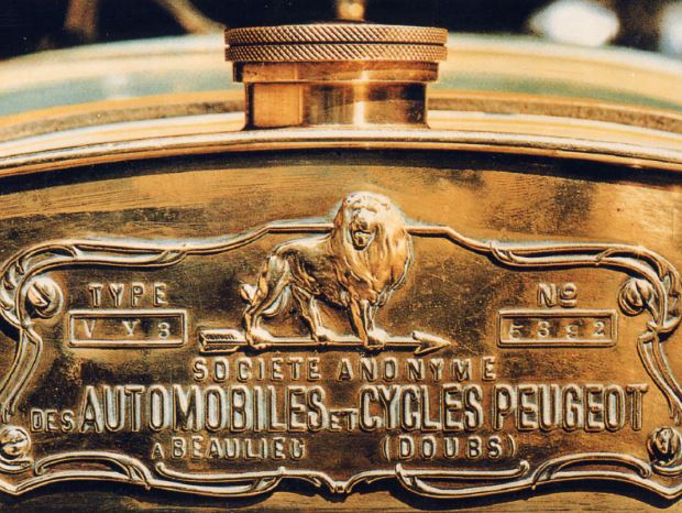 Ancien emblème Peugeot sur une automobile du début du XXe siècle