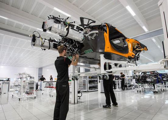 Assemblage d'une supercar McLaren sur la chaîne de production de l'usine