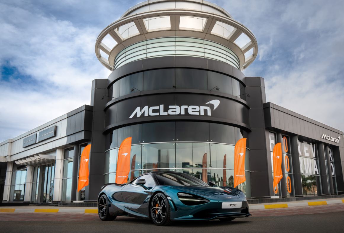 Concession McLaren avec une McLaren 750S devant le showroom