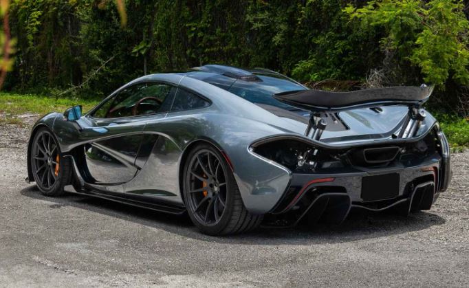 McLaren P1 vue arrière avec aileron actif déployé