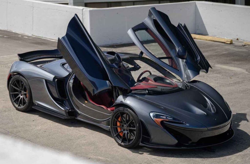 McLaren P1 avec portes papillon ouvertes vue de trois-quarts avant