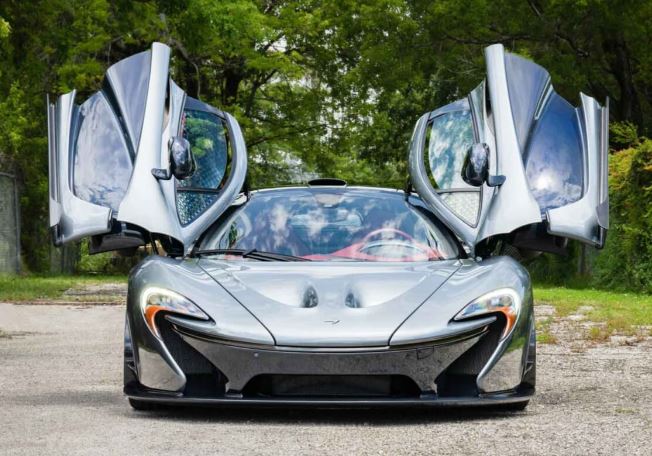 McLaren P1 vue de face avec les portes papillon ouvertes