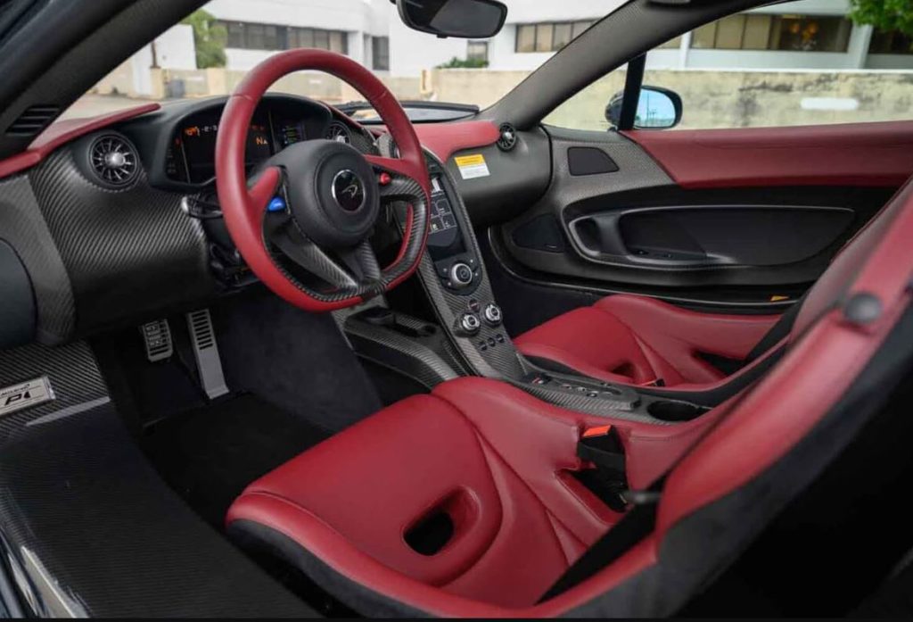 Habitacle de la McLaren P1 avec intérieur en fibre de carbone et sellerie rouge