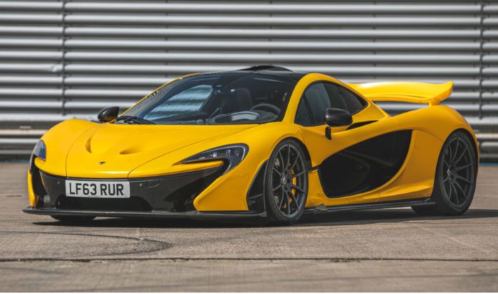 McLaren P1 jaune vue de trois-quarts avant, hypercar hybride de 916 ch