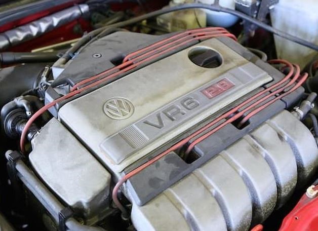 Moteur Volkswagen VR6 2,8 litres installé dans un compartiment moteur de Golf de troisième génération