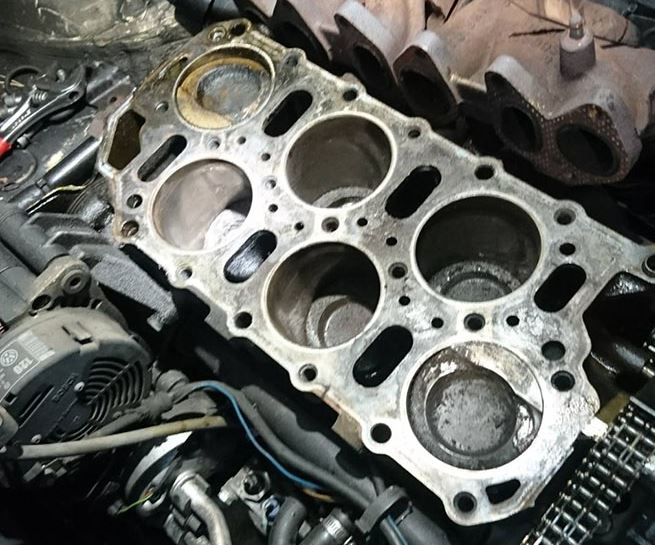 Bloc moteur VR6 Volkswagen déculassé mettant en évidence la disposition décalée des six cylindres