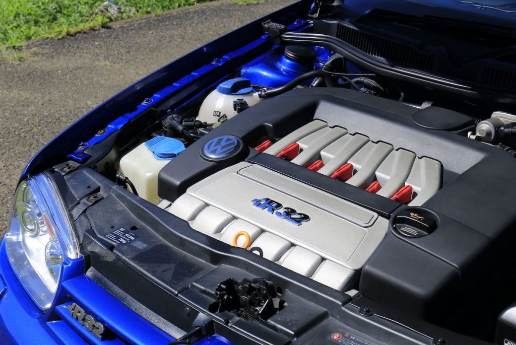 Compartiment moteur d'une Volkswagen Golf R32 équipée du célèbre moteur VR6 3,2 litres