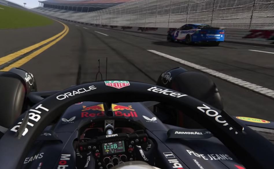 Une Formule 1 poursuit une NASCAR sur un circuit ovale américain
