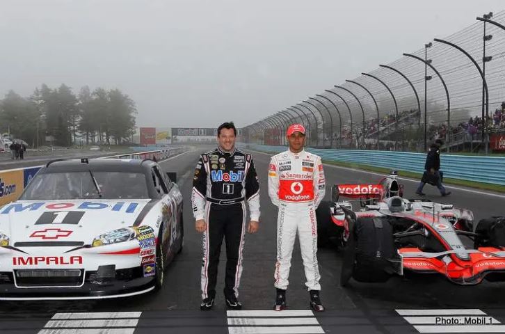 Tony Stewart et Lewis Hamilton devant une NASCAR et une Formule 1 lors d'un échange de véhicules
