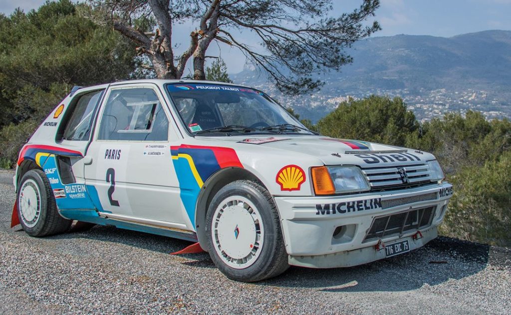 Peugeot 205 T16 de rallye exposée dans sa livrée officielle Peugeot Talbot Sport