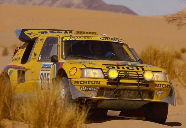 Peugeot 205 Turbo 16 Grand Raid engagée sur une étape du Paris-Dakar dans le désert