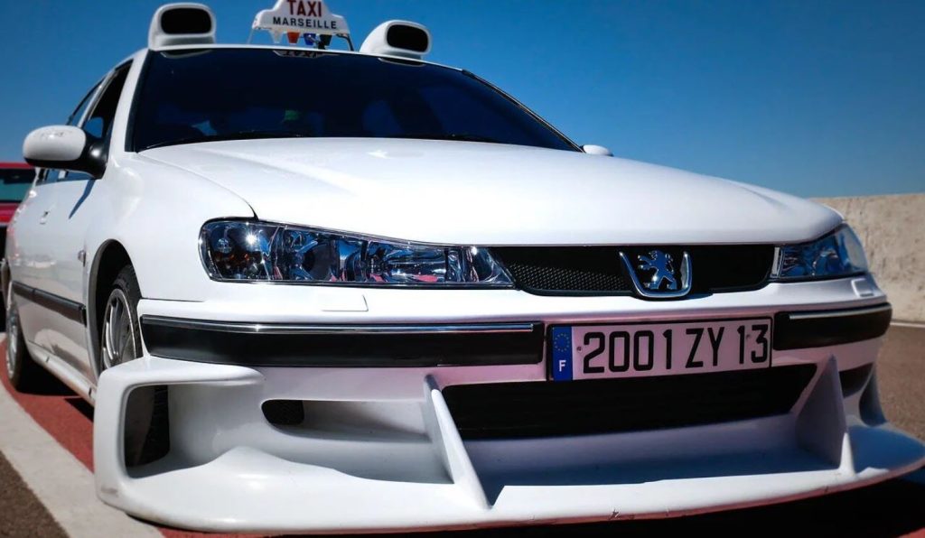 Réplique de la Peugeot 406 Taxi avec son kit carrosserie inspiré du film