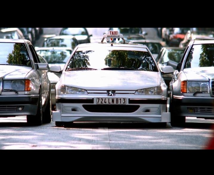 Peugeot 406 Taxi au milieu des Mercedes lors d'une poursuite dans le premier film Taxi