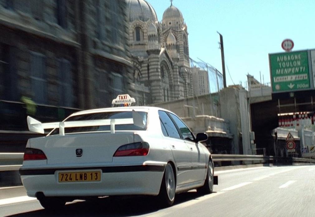Arrière de la Peugeot 406 Taxi avec son aileron lors d'une poursuite à Marseille