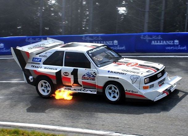Audi Quattro S1 de rallye produisant des flammes grâce au système anti-lag