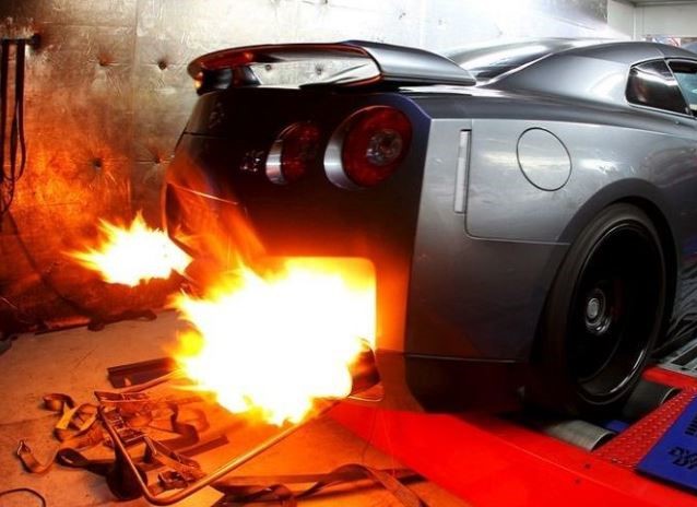 Nissan GT-R sur banc de puissance avec un pop and bang générant une importante flamme à l'échappement