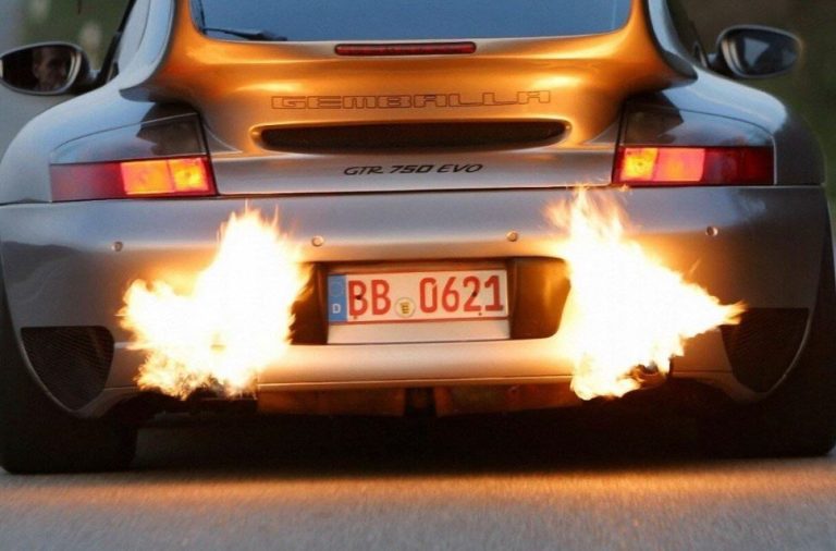 Pop and bang sur une Porsche 911 préparée projetant des flammes à la décélération