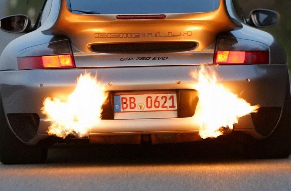 Pop and bang sur une Porsche 911 préparée projetant des flammes à la décélération