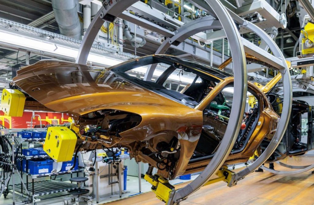 Chaîne de production Porsche dans l'usine de Leipzig lors de l'assemblage d'un véhicule
