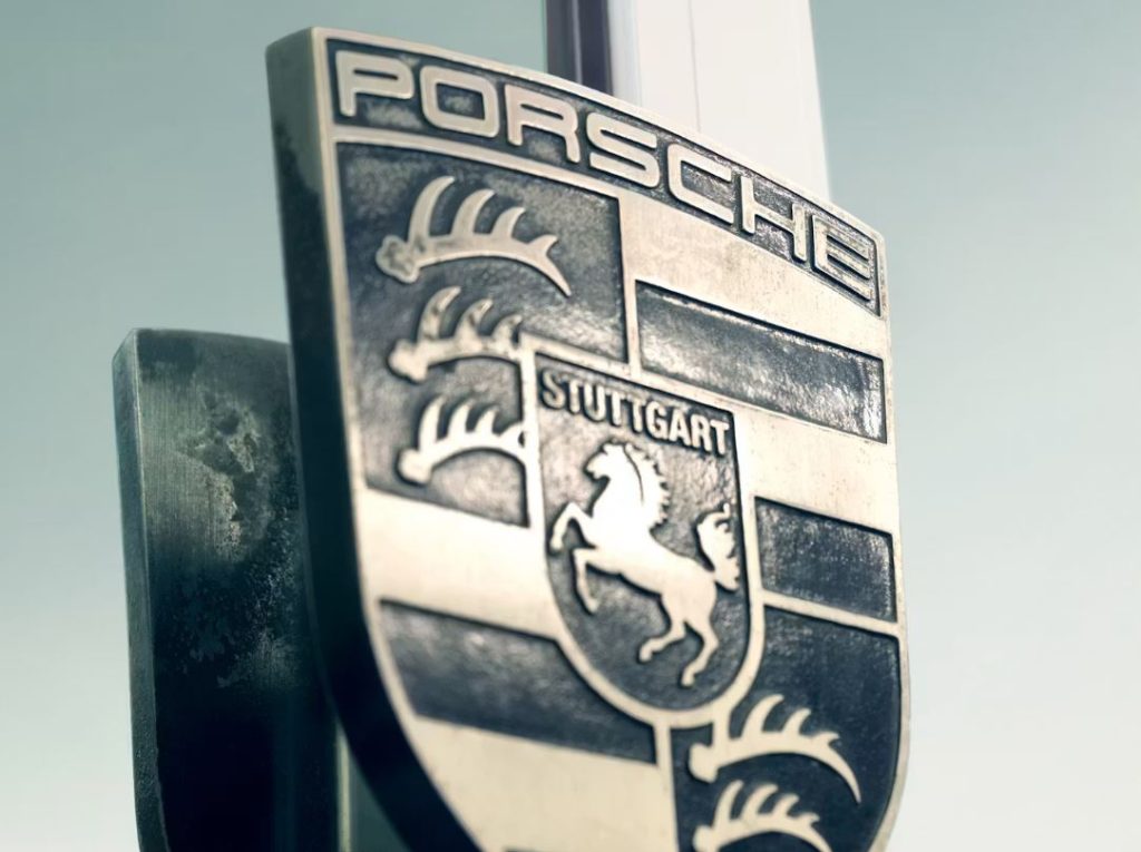 Logo Porsche devant le siège de la marque à Stuttgart