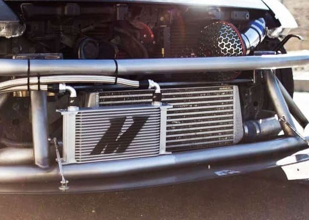 Radiateur d'huile placé devant un intercooler sur une voiture préparée pour améliorer le refroidissement