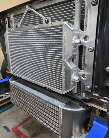 Radiateur d'huile et intercooler turbo montés devant le radiateur principal sur une préparation automobile