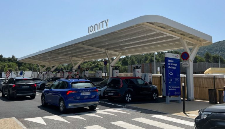 Station de recharge pour voitures électriques sur autoroute équipée de nombreuses bornes rapides