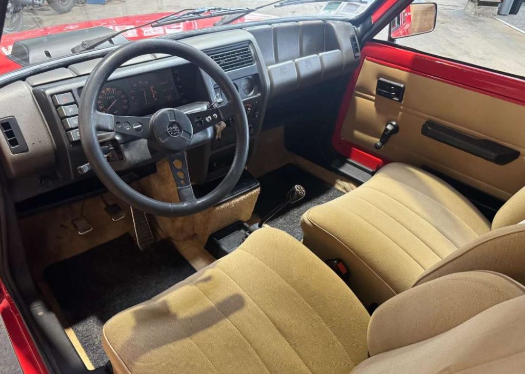 Intérieur de la Renault 5 Alpine avec instrumentation sportive et boîte manuelle