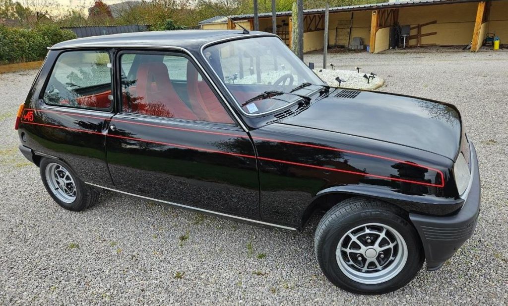 Renault 5 Alpine noire de 1976, première petite sportive française développée avec Alpine