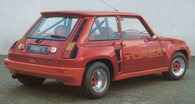 Vue arrière d'une Renault 5 Turbo montrant les larges prises d'air latérales