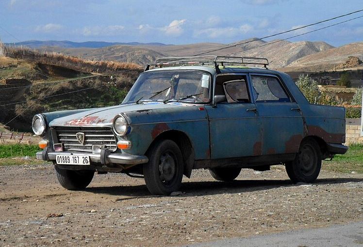 Peugeot 404 encore en service au Maghreb, symbole de la réputation Peugeot pour sa robustesse