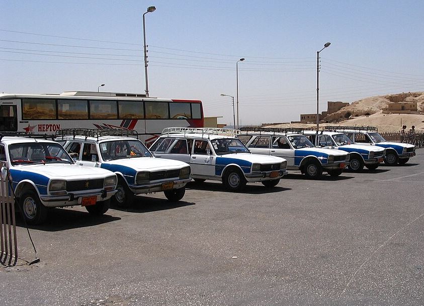 Flotte de taxis Peugeot 504 illustrant la réputation Peugeot en Afrique du Nord et au Moyen-Orient