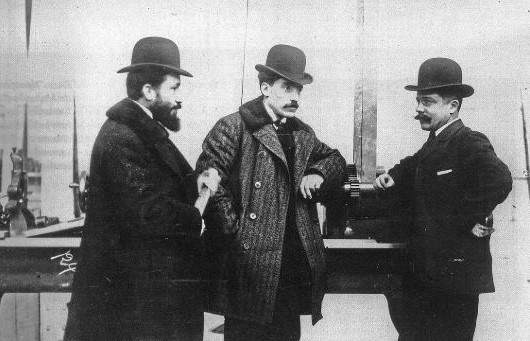 Louis Renault entouré de ses frères Marcel et Fernand au début de l'histoire de la marque