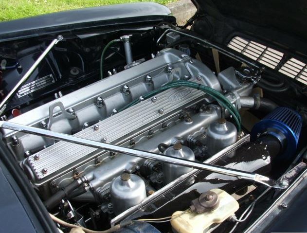 Moteur six cylindres Jaguar équipé de carburateurs SU typiques des voitures anglaises
