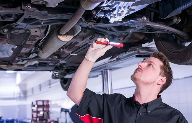 Contrôle technique d'une Toyota illustrant la réputation de fiabilité des voitures japonaises