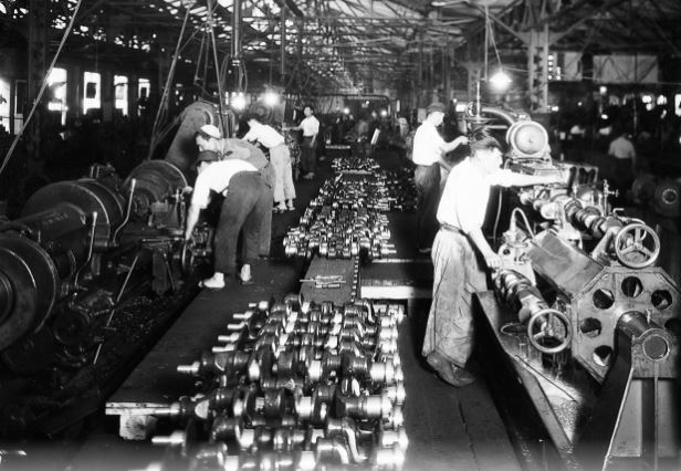Ligne de fabrication de vilebrequins dans une usine japonaise dans les années 1950