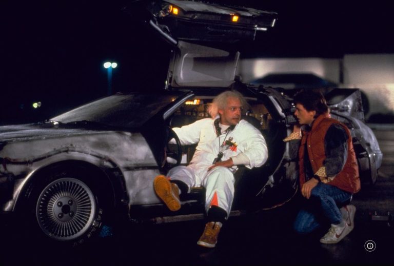 Doc Brown et Marty McFly devant la DeLorean devenue une icône grâce à Retour vers le futur
