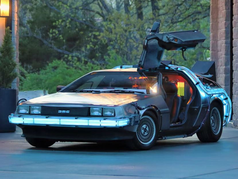 Réplique de la DeLorean de Retour vers le futur vue de trois quarts avant portes ouvertes