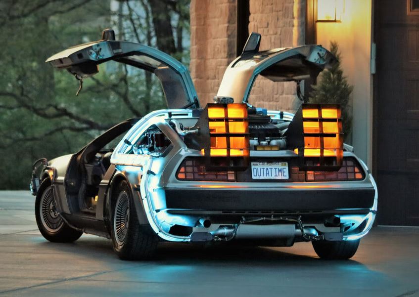 Arrière de la DeLorean de Retour vers le futur avec le convecteur temporel et les équipements du film