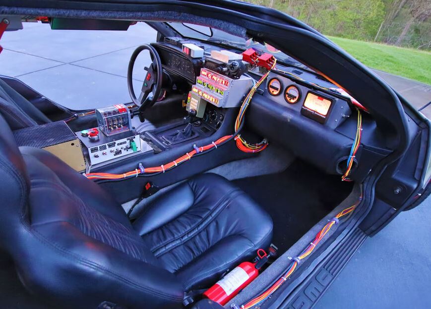 Habitacle de la DeLorean de Retour vers le futur avec le tableau de commande de la machine à voyager dans le temps