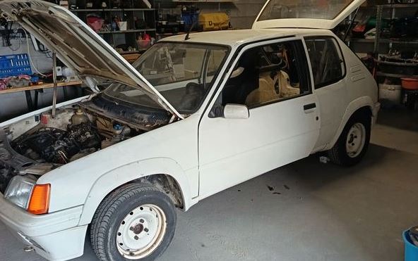 Peugeot 205 Rallye de 1988 retrouvée dans un garage avant une future restauration
