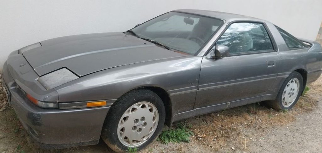 Toyota Supra MK3 de 1989 restée immobilisée pendant plusieurs années