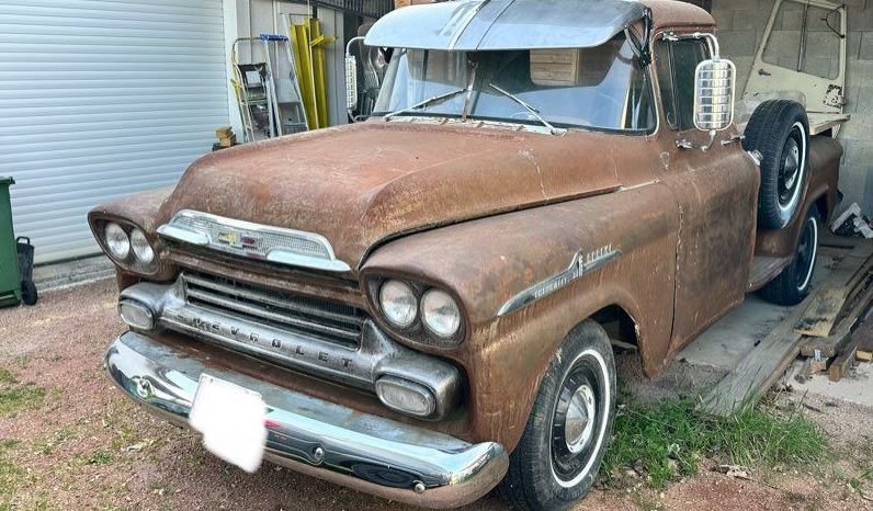 Chevrolet Apache de 1959 retrouvé après de longues années d'immobilisation dans une grange