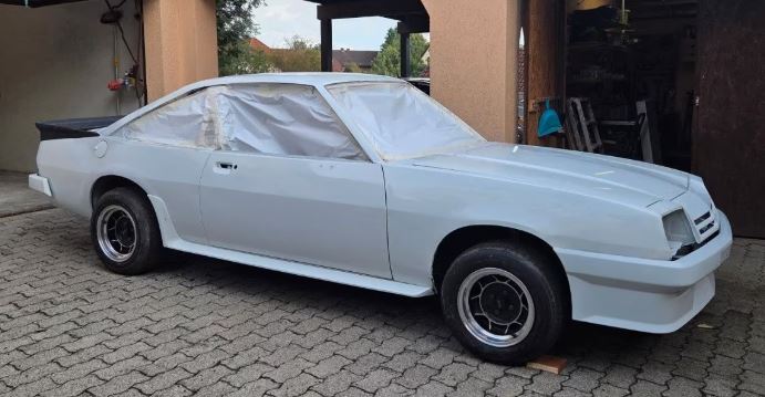 Opel Manta GSi de 1985 en cours de remise en état après une longue immobilisation