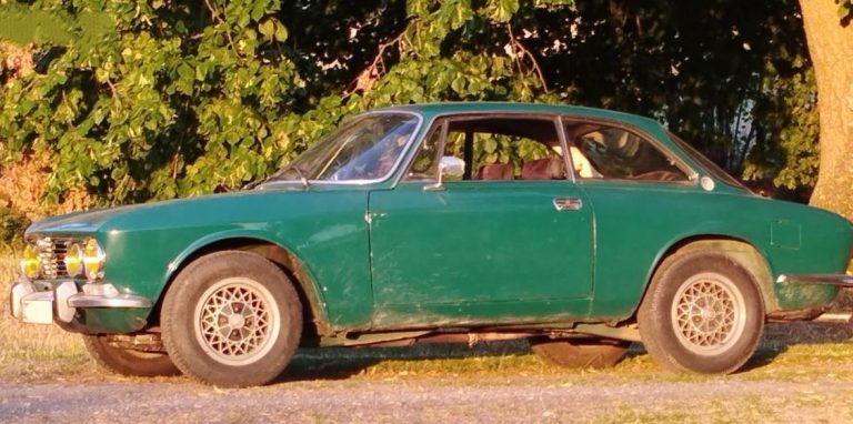 Alfa Romeo Giulia Junior 1300 de 1974 retrouvée après de longues années d'immobilisation