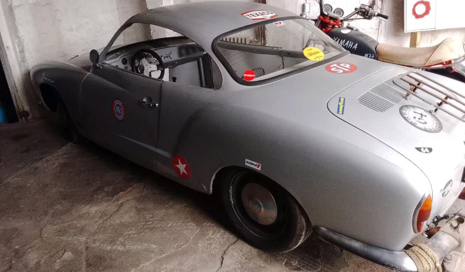 Volkswagen Karmann Ghia de 1959 redécouverte dans un garage avant sa restauration